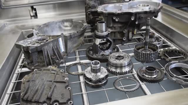 Ультразвуковая ванна с подъемной платформой - очистка деталей двигателя смотреть онлайн