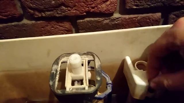 Если течёт беспрерывно бачок в унитазе ! Из рубрики дельных советов ! смотреть онлайн