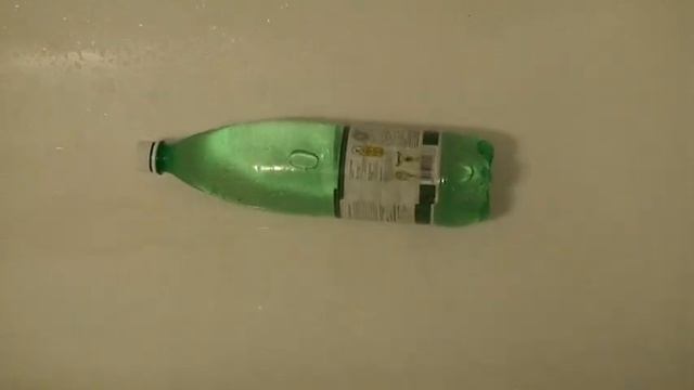 Разрезаем бутылку ножом смотреть онлайн