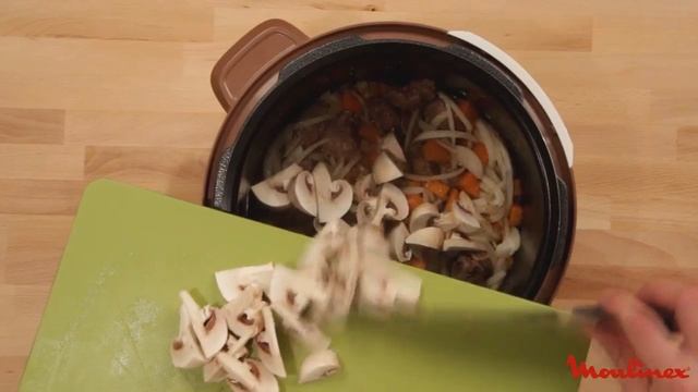 Тушеное мясо с грибами и картошкой в мультиварке-скороварке Moulinex СЕ501
