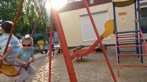 Дети на качелях с песней бременских музыкантов