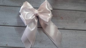 МК. Бант для выпускного на заколке из атласной ленты шириной 5см.