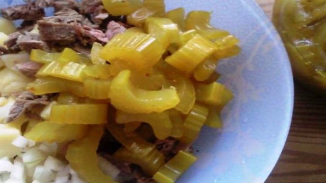 Овощной салат с говядиной и маринованным сельдереем