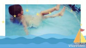 Мой брат купается в басейне