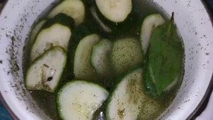 #Еда. Шок. В сезон нет нормальных огурцов. Посолила горькие огурчики.  Черногория