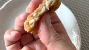 Рыбу жарим на воде, рыбка хрустящая и сочная одновременно, быстро окунуть в воду и на сковородку!