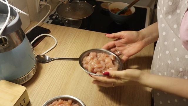 Суп Мерджимек?Тесто на пиццу и пицца с курицей и ананасом??Лапша с кинзой и супер-соусом?