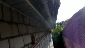 Стандартная система пластиковый водосток из Леруа на деревенскую нестандартную крышу под шифер.