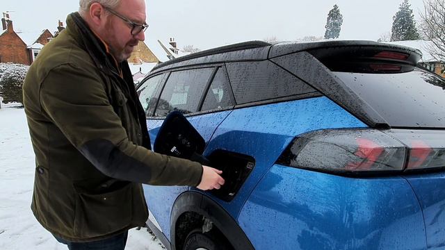 Peugeot e2008 GT Line - The king of electric crossovers? смотреть онлайн