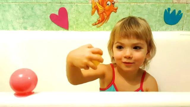 Лопаем шары в ванной???Веселое видео для детей? смотреть онлайн
