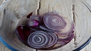 Салат из красного лука и граната к шашлыку