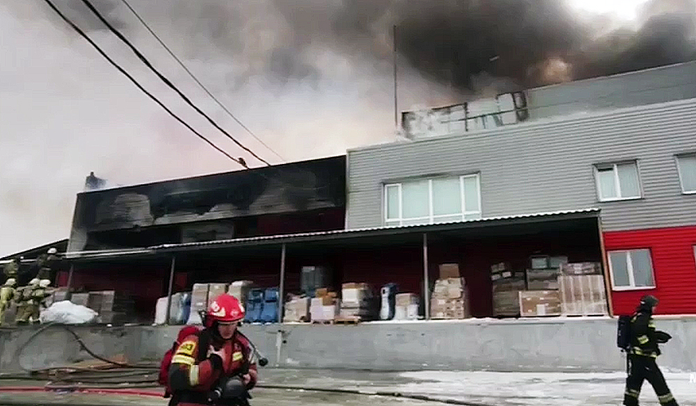 Три человека пострадали при пожаре на складе с картоном в Ярославле / События на ТВЦ