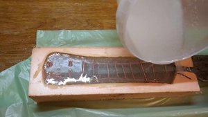 Прозрачная ручка из эпоксидной смолы на ноже для разделки больших костей