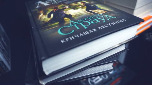 ЛЮБИМЫЕ КНИГИ НА КНИЖНЫХ ПОЛКАХ
