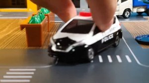 Видео про детский игрушечный город: куча машинок, полиция и даже грузовик с мороженным