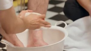 Азамат и Дорохов моют ноги Атара