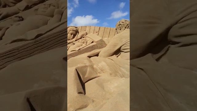 Гран Канария Испания /остров в океане/Лас Пальмас. Песочные фигуры на берегу Атлантического океана.