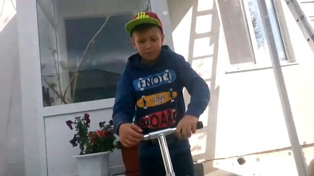 Топ 5 простых трюков на самокате смотреть онлайн