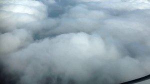 Очень красивый заход на посадку в Женеве, видео из пилотской кабины. Самолёт Embraer-190 UR-EMC