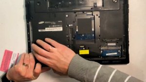 Разборка для чистки от пыли ноутбука Samsung RV518