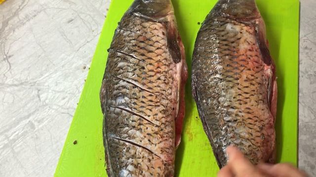 Карп запечённый с овощами с необычным соусом. Сочно и вкусненько. смотреть онлайн