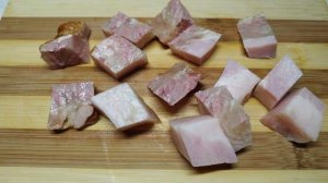Картофель со свиной грудинкой запечённая в горшочке