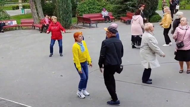 199. Посвящается Вове и Танюше. Танцуем ретро танцы под танцевальную музыку.