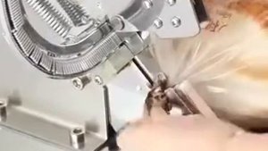 Наложение клипс при помощи ручного настольного клипсатора - для колбас, сетки, пакетов