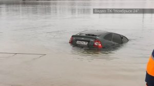 В Ноябрьске достали из воды машину, в которой утонула девушка