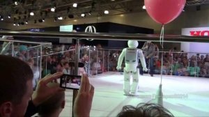 Робот ASIMO на Московском Автосалоне 2014