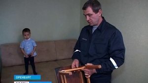 Двухлетний ребенок застрял в табуретке