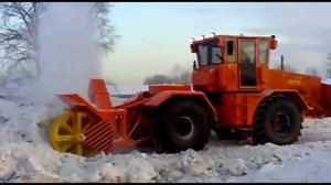 Трактор вытягивает грузовик из грязи, видео трактор авария, трактора в действии