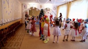 песня "Дед мороз что ты нам принёс" на новогоднем утреннике в детском саду