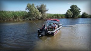 Двое в лодке + собака или 7 дней рыбалки в Астрахани (июль 2024)