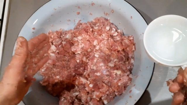 Копченая колбаса в коптильне из бочки холодного копчения полный процесс приготовления домашней колб