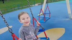 КАЧЕЛИ на детской площадке Дети играют