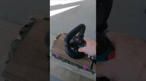 промазывать клеем плитку "под ламинат" или?