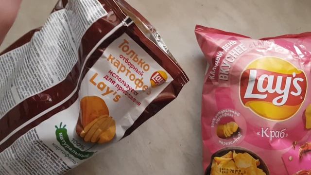 Пробую разные чипсы Lays со вкусом лобстера и краб смотреть онлайн