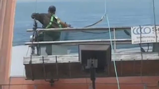 Giant painting underway over Gardiner Expressway in Toronto смотреть онлайн