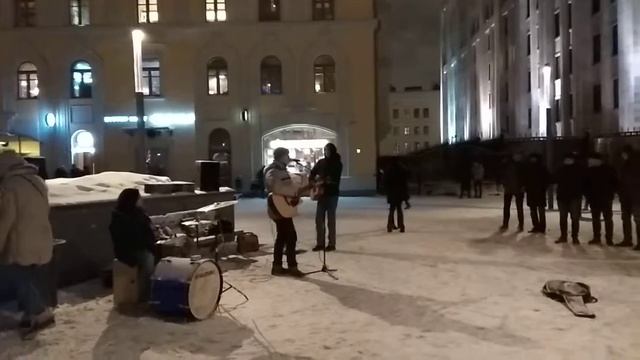 11.02.18 20ч6 мин. Уличные музыканты. метро Арбатская. 3 музыканта, 2 аскера (девушки). Как мне ска смотреть онлайн