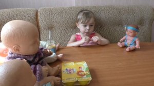 Соня кормит пупсиков кашей йогуртом пюре Sonia feeds Baby Dolls with cereal yogurt smoothie