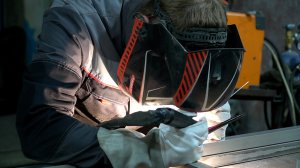 Сварочный цех на производстве передержек для морепродуктов