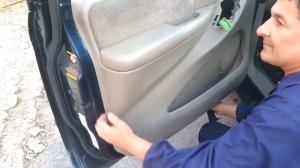 Как снять обшивку передней двери в Chrysler Voyager