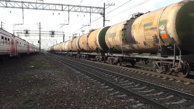 Эл.-воз ВЛ10К-420 (ТЧЭ-38) с наливным поездом + ЭД4М-0144 (ТЧ-7) приг. поезд №6570 Москва - Ипподро смотреть онлайн