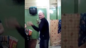 СИЗО-1 г.Ростова-на-Дону, Аркаша Сухарьян глумится над сокамерником!