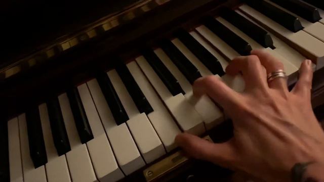 The sound of a 95 year old Steinway Model-K upright piano! смотреть онлайн