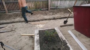 Заливаем бетоном фундамент под забор. Строим забор.