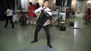 Тамада жжет на баяне