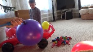 Играем с воздушными шарами. Надуваем и лопаем. Машинка из шариков.
