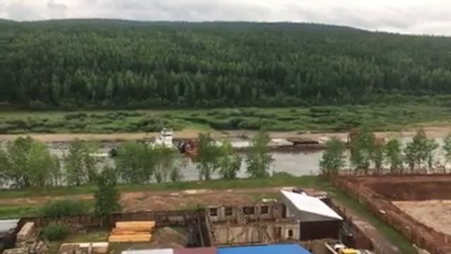 Баржа Витим-Леса села на мель